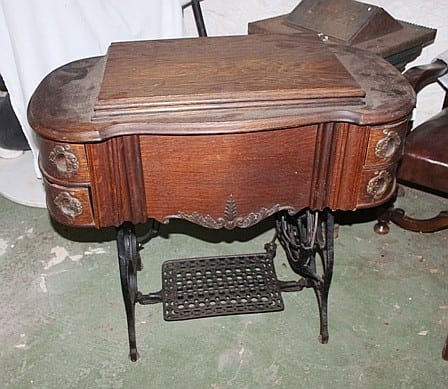 An Unusual Singer Sewing Machine sold by Ravenswick, lot 289 — auction record photograph