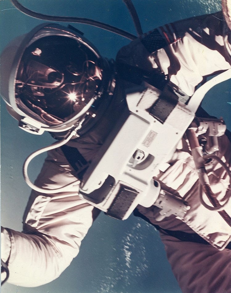 James McDivitt comparable auction result: james mcdivitt first us spacewalk ed white s eva over south california gemini 4 3 june 1965