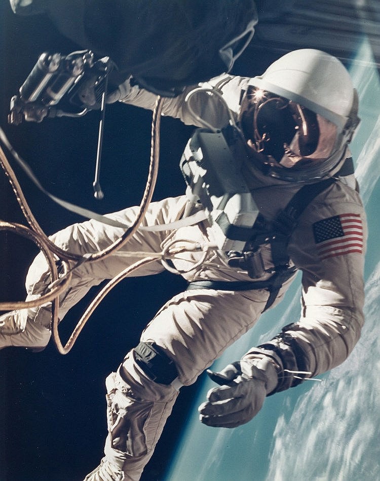 James McDivitt comparable auction result: james mcdivitt first us spacewalk ed white s eva over new mexico gemini 4 3 june 1965