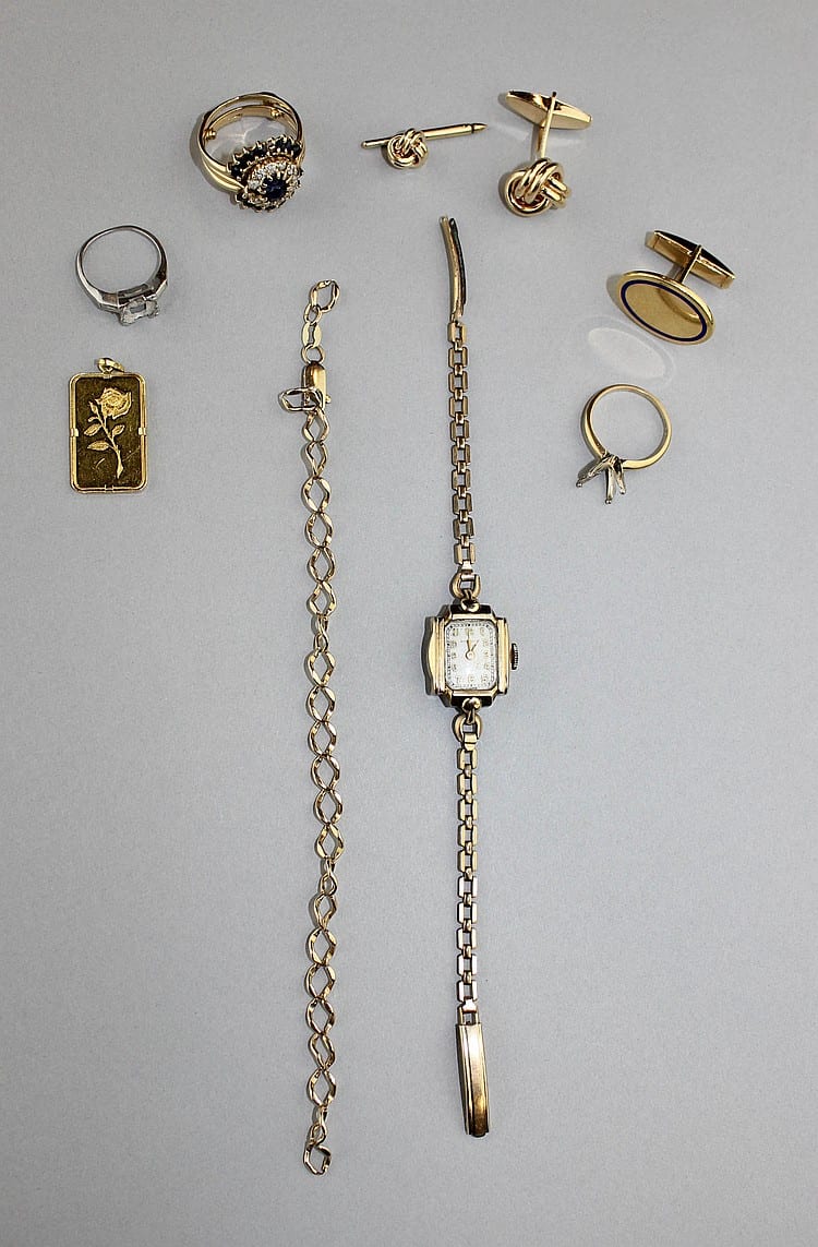 GOLD COLLECTION: 24K CREDIT SUISSE PENDANT, CARTIER 18K CUFFLINK, 18K RING, 14K CUFFLINK AND STUD, BLUE SAPPHIRE AND DIAMOND RING IN... sold by Potomack Company, lot 1013 — auction record photograph