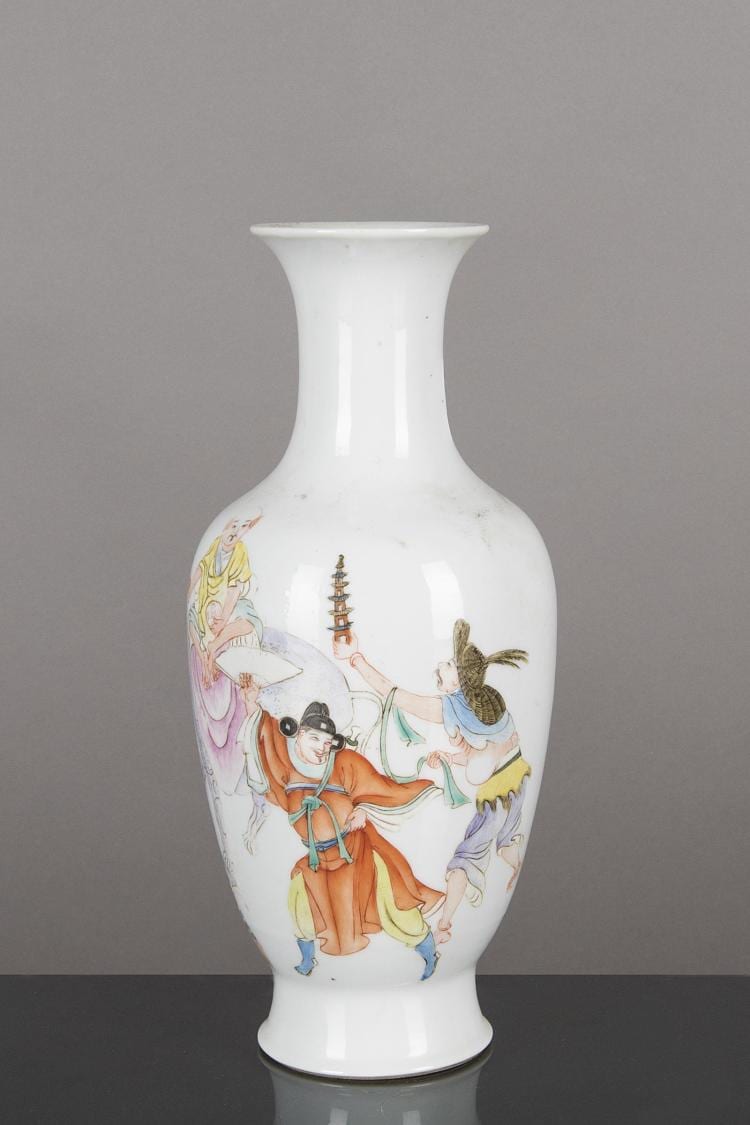 vase en porcelaine de Chine à décor en famille rose de 4 personnages avec attributs encadrant un homme assis sur une couverture rose posée sur un animal quadrupède fantastique et tenant une grosse boule. Marque sigillaire en rouge sur couverte à sold by Dogny Auction, lot 953 — auction record photograph
