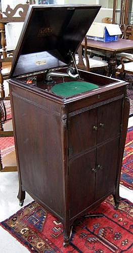 VICTROLA PHONOGRAPH, Victor Talking Machine Co., sold by O'Gallerie, lot 567 — auction record photograph