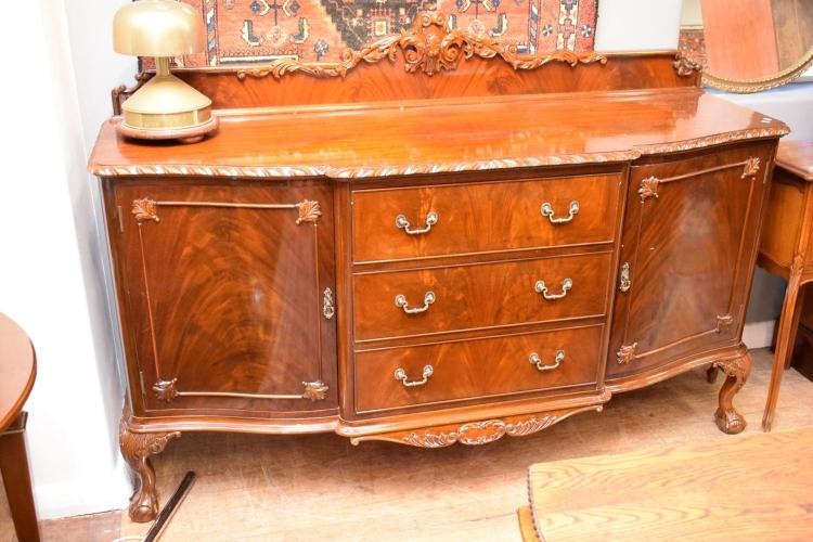 A FINE QUALITY CHIPPENDALE STYLE MAHOGANY SIDEBOARD sold by Leonard Joel, lot 1171 — auction record photograph