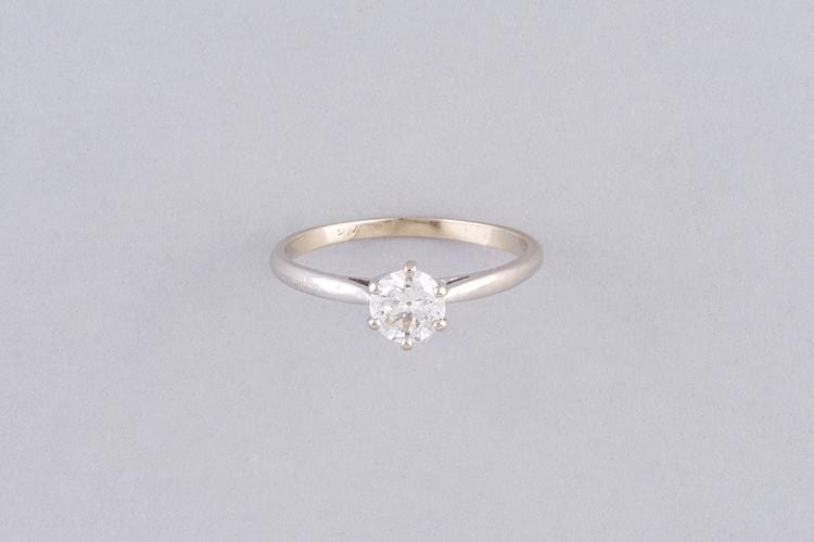 bague solitaire en or blanc 18k 750 000 sertie d un diamant de taille ancienne · Var Enchères · 2017-06-03 Henri (1909) Goetz comparable auction result: bague solitaire en or blanc 18k 750 000 sertie d un diamant de taille ancienne