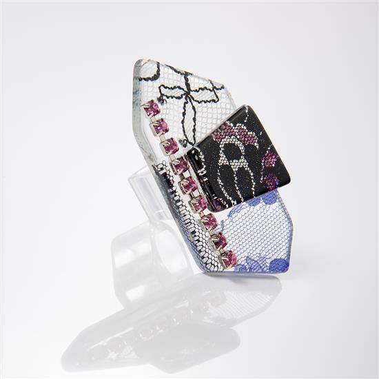 Antonio Cagianelli comparable auction result: antonio cagianelli n en 1968 bague pizzo a pezzi en plexi transparent pierres roses et inclusions de dentelle