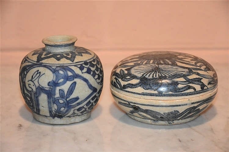 A. Pain comparable auction result: a hand painted chinese blue and white lidded bowl together with a hand pain