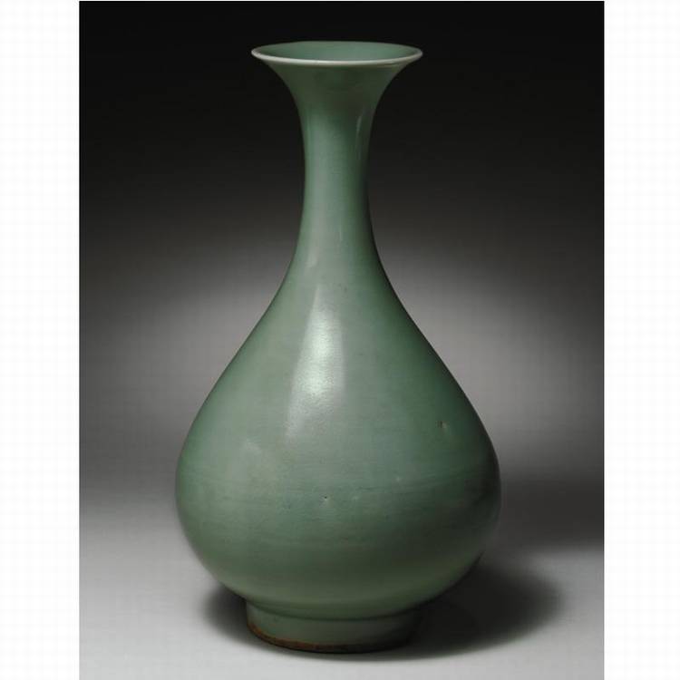 A FINE AND RARE 'KINUTA' GLAZED 'LONGQUAN' CELADON VASE (YUHUCHUN PING) SOUTHERN SONG / YUAN DYNASTY sold by Sotheby's, lot 201 — auction record photograph