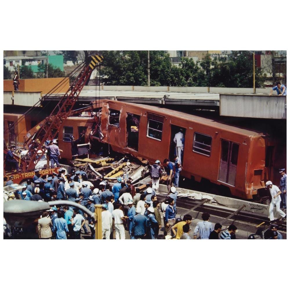 Enrique Metinides comparable auction result: enrique metinides choque en el metro 1975 firmada y fechada 2018 impresi n digital 97 x 145 cm con certificado