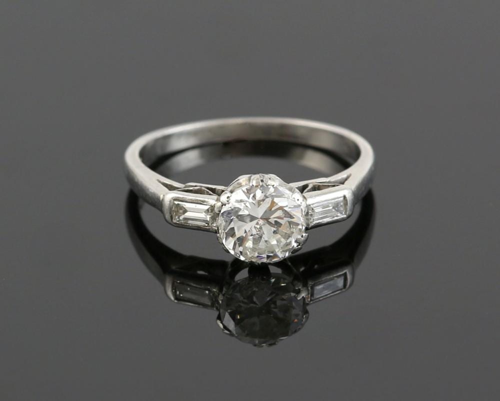 D. Ring comparable auction result: diamond ring set with brilliant and baguette cut d