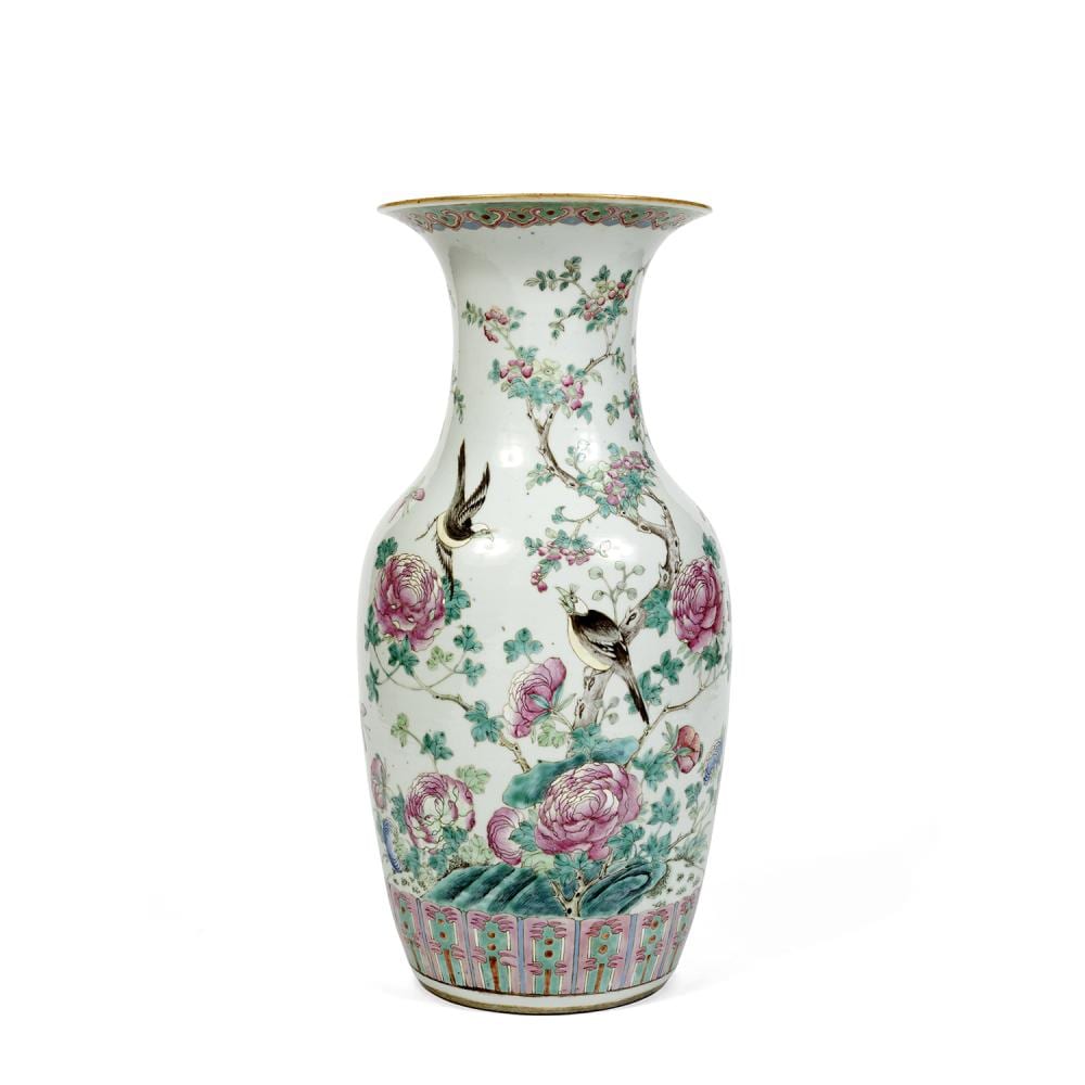 VASE GUANYIN en porcelaine de Canton, émaux polychromes dans le style de la famille rose et rehauts de dorure, à décor d'oiseau... sold by Tajan, lot 116 — auction record photograph