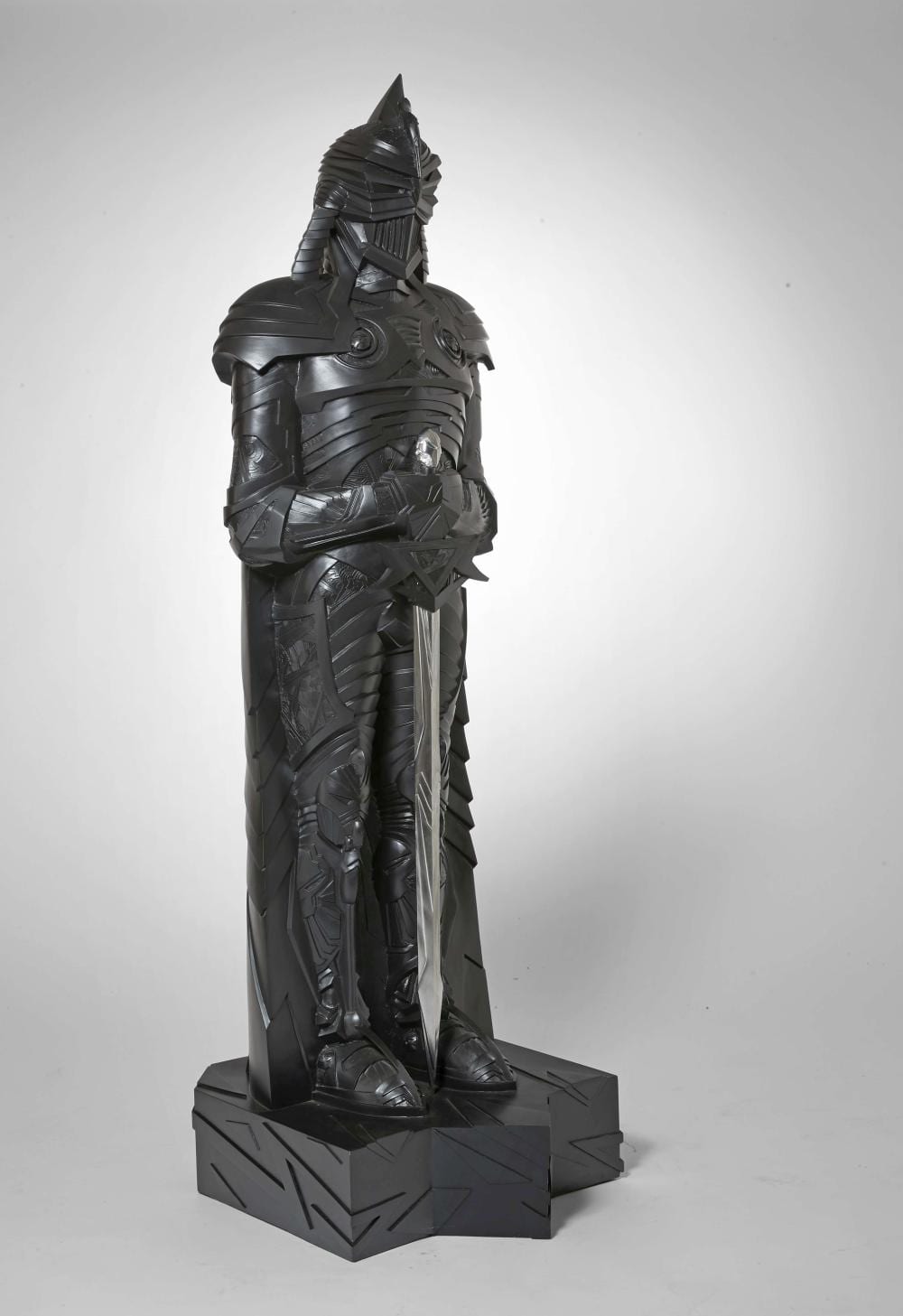 Druillet comparable auction result: druillet ga lric imposante sculpture repr sentant le chevalier elric melnibon guerrier noir avec