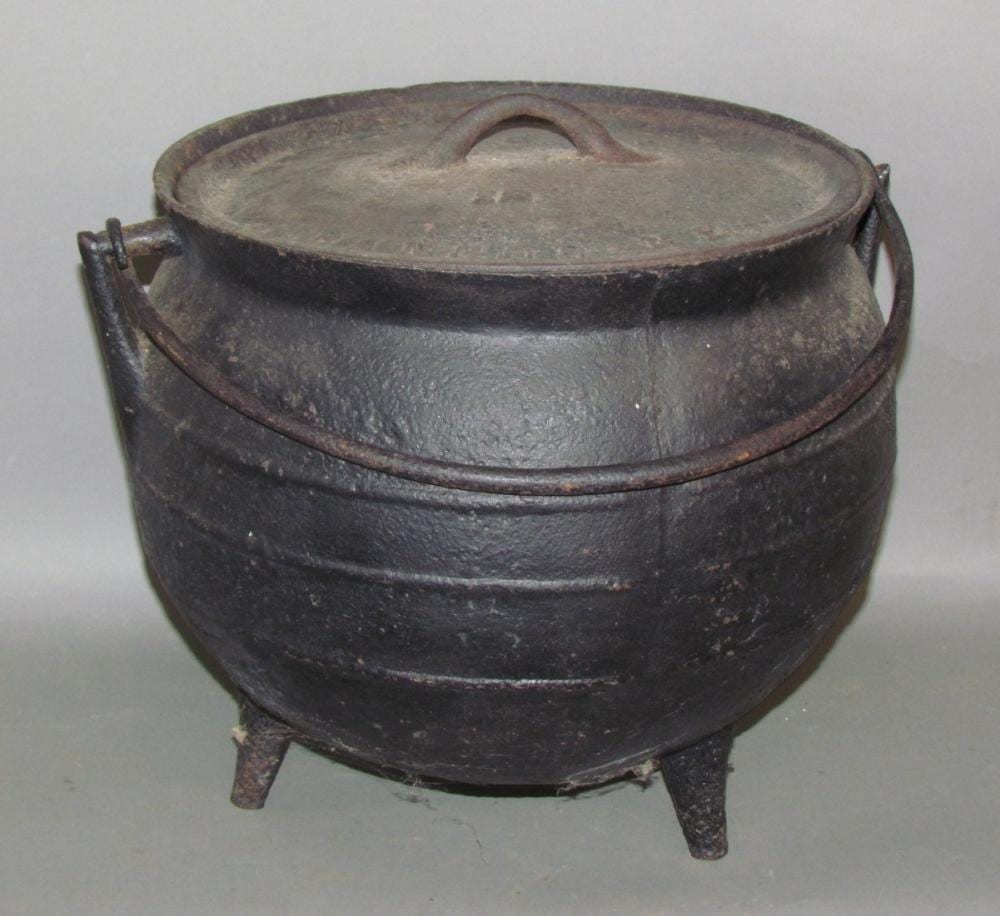 Noye's & Nutter Mfg. #12 cast iron cauldron sold by Horst Auctioneers, lot 272 — auction record photograph