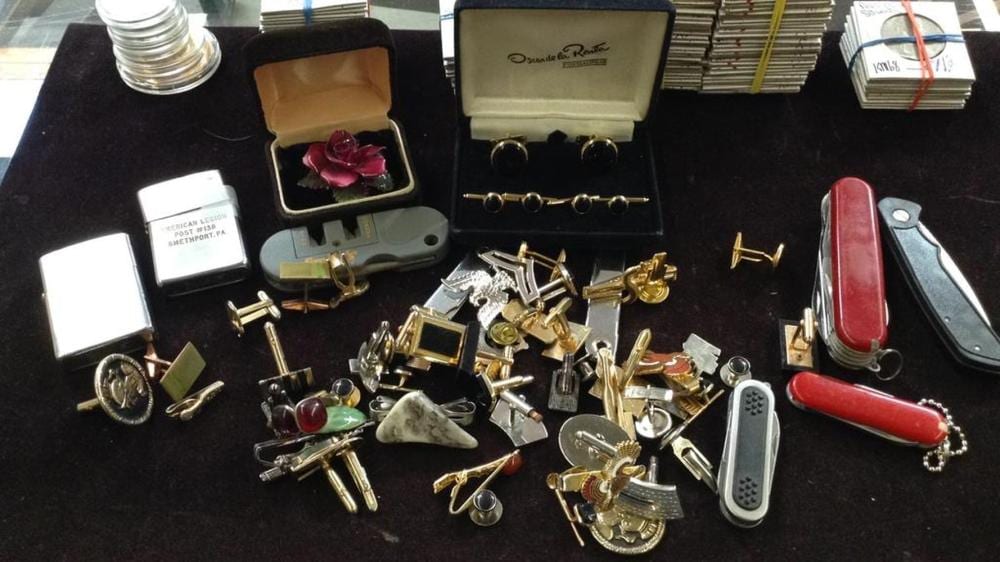 T. Cuff comparable auction result: oscar de la renta onyx cuff links button t