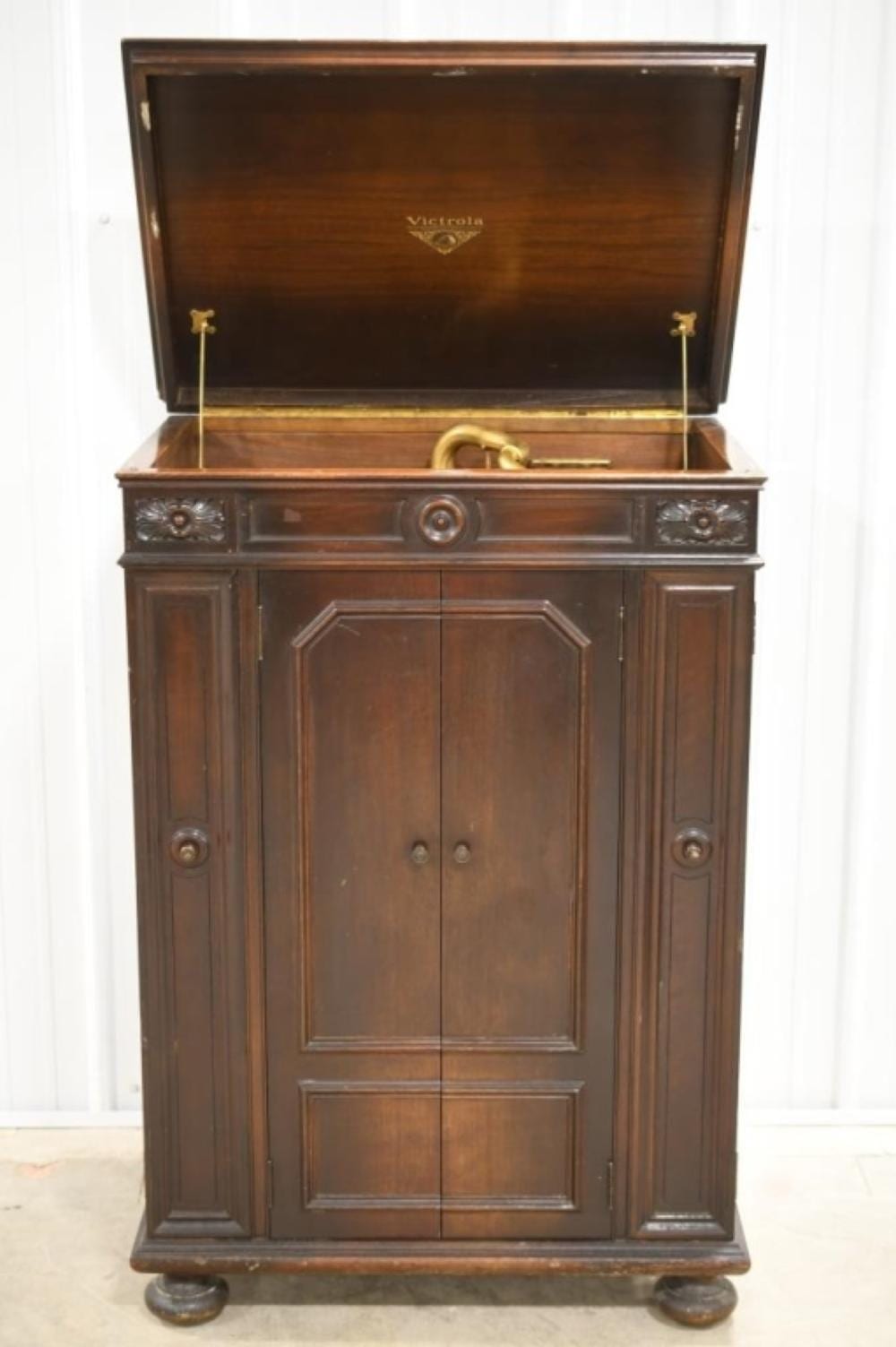Victor Victrola Phonograph Credenza sold by Kraft Auction Service, lot 6367 — auction record photograph