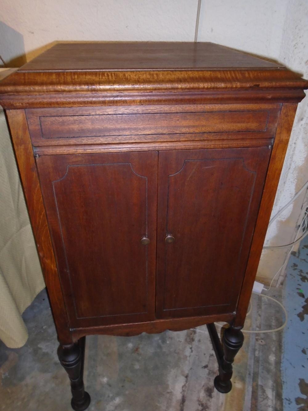 Antique Victrola Phonograph Player sold by A KLEINS AUCTION GALLERY LLC, lot 6 — auction record photograph