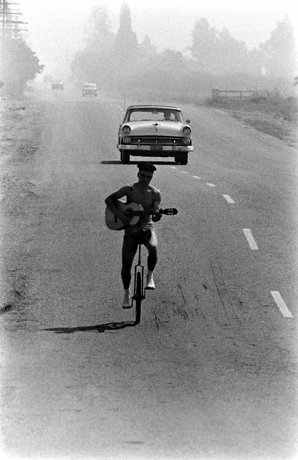 Ralph Crane comparable auction result: ralph crane 1913 1997 un homme joue de la guitare en faisant du v lo u