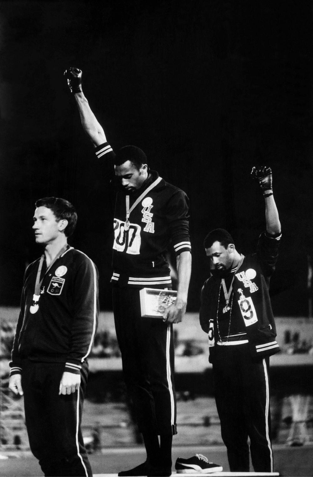 John Dominis comparable auction result: john dominis 1921 2013 peter norman tommie smith et john carlos pendant