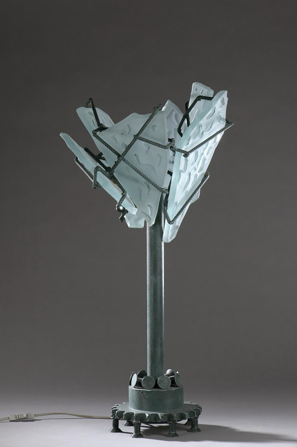 Marco de Gueltz comparable auction result: marco de gueltz 1958 1992 lampe de table structure en bronze patine verte ench ssant sept dalles de verre d poli vert