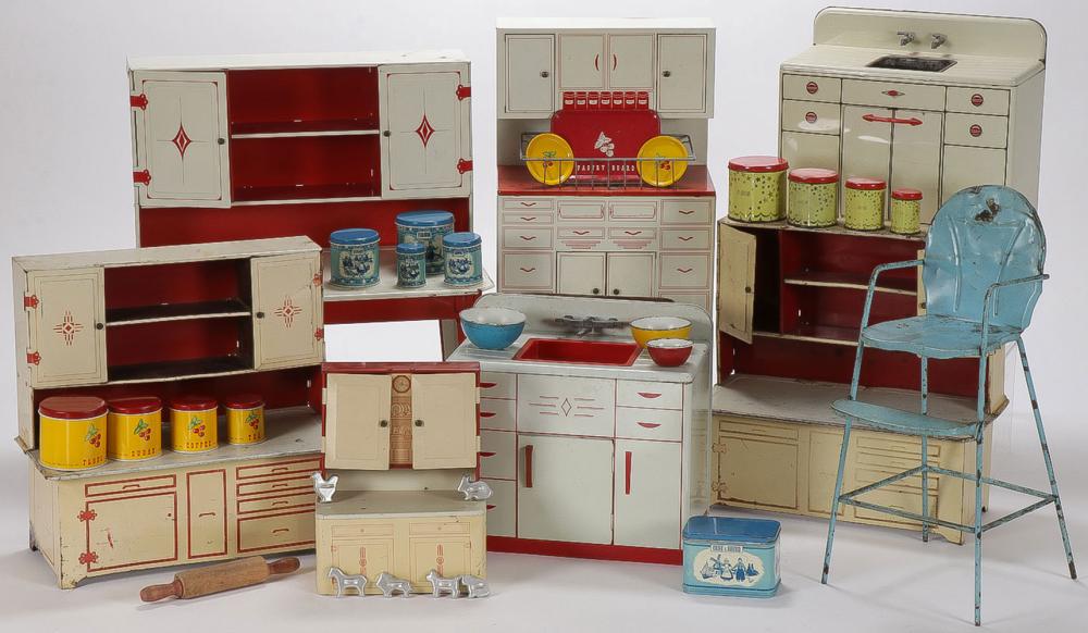 VINTAGE TIN PLAY KITCHEN TOYS sold by Jackson's International, lot 204 — auction record photograph