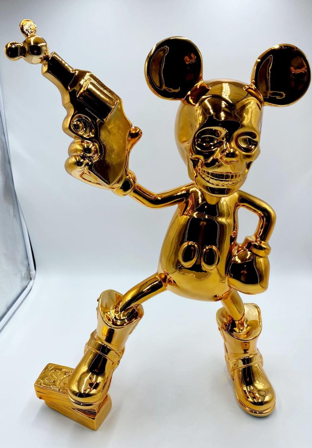 Dom'One comparable auction result: dom one mickey gold