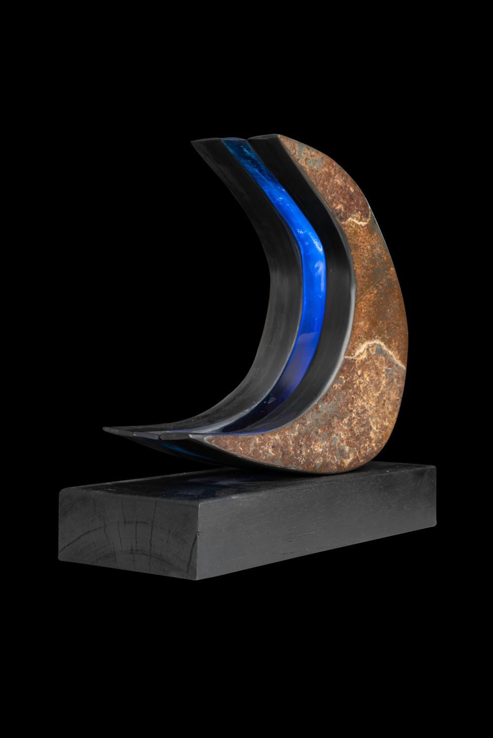 Hugo Zapata comparable auction result: hugo zapata 1945 ola 2019 ensamble en roca lutita tallada y acr lico medidas 30 x 31 x 12 cm