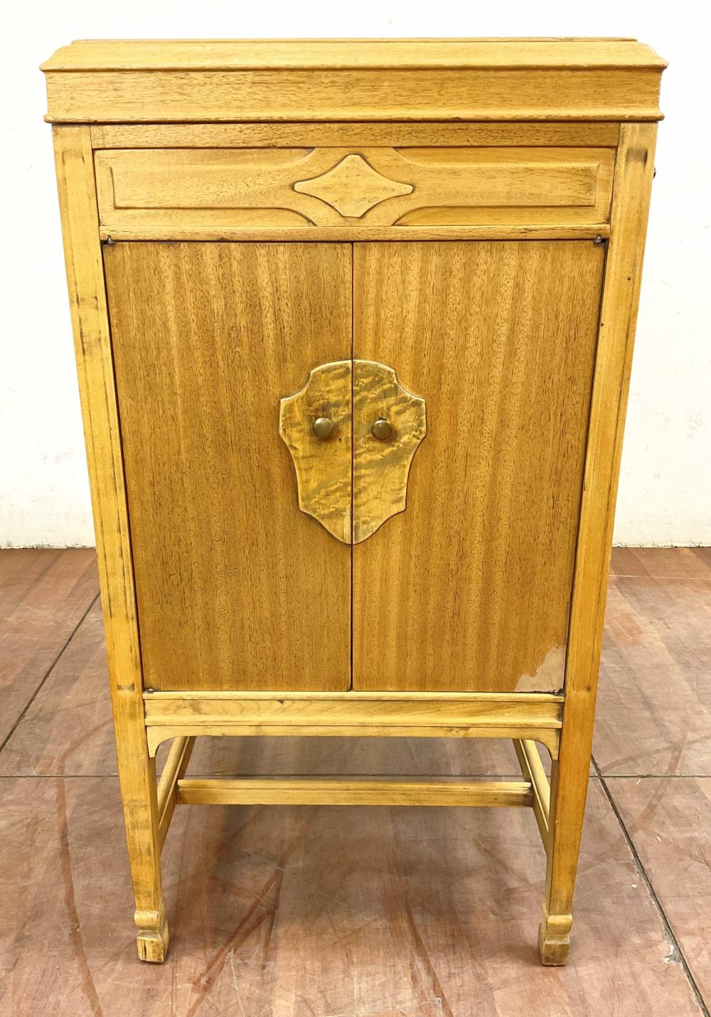 Victrola Victor Talking Machine Phonograph sold by EJ'S Auction & Appraisal, lot 2065 — auction record photograph
