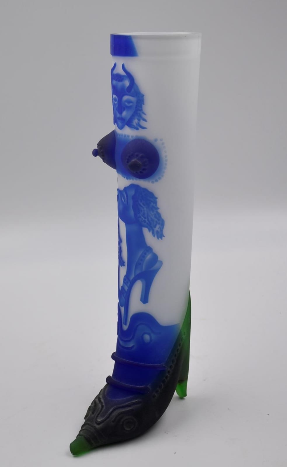 Edward Leibovitz comparable auction result: edward leibovitz 1946 sculpture repr sentant une botte en verre doubl d cor de visages et de personnages surr alistes ht 38 cm