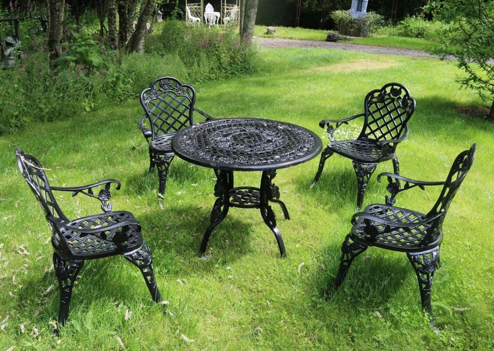 CAST IRON PATIO TABLE sold by Sheppards, lot 118 — auction record photograph