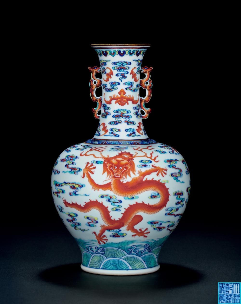 A Superb And Rare Doucai Iron-Red Decorated ‘Dragon’ Vase, SEAL MARK AND PERIOD OF QIANLONG 清乾隆 鬥彩加粉彩礬紅雲蝠「海水雲龍」紋雙螭耳瓶 comparable sale