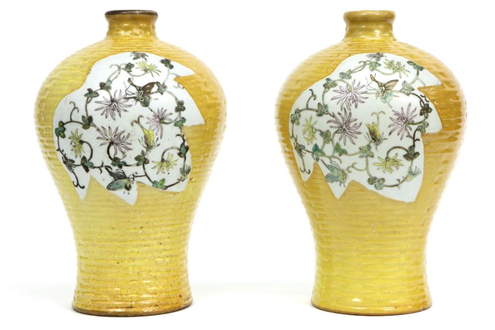Edward Miles comparable auction result: mooi paar chinese vazen in gemerkt porselein met e