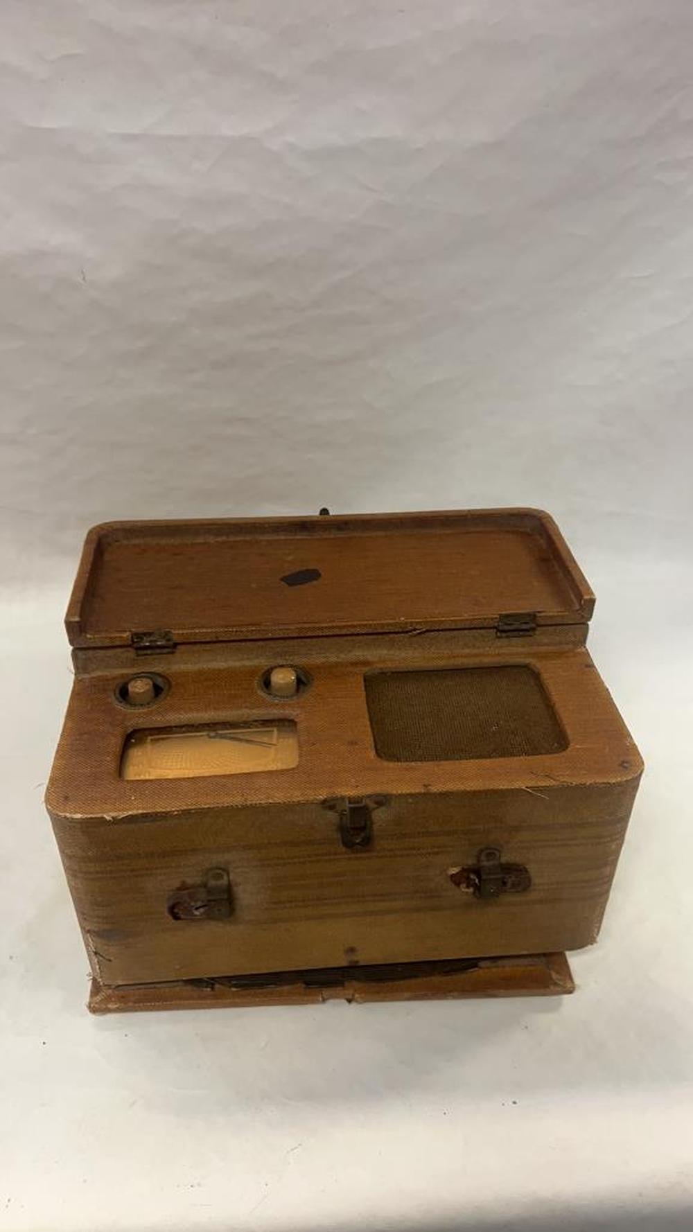 Antique Radio sold by R & R Auction INC, lot 4309 — auction record photograph