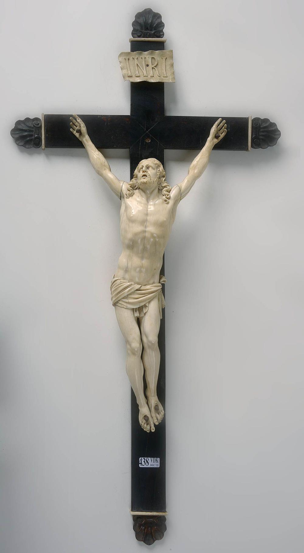 François DuQuesnoy comparable auction result: grand christ en croix en ivoire sculpt entoura
