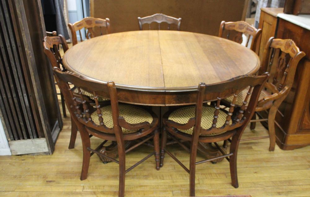 Furniture: antique Victorian walnut dining extension table & sold by Roan Inc. Auctioneers & Appraisers, lot 465 — auction record photograph