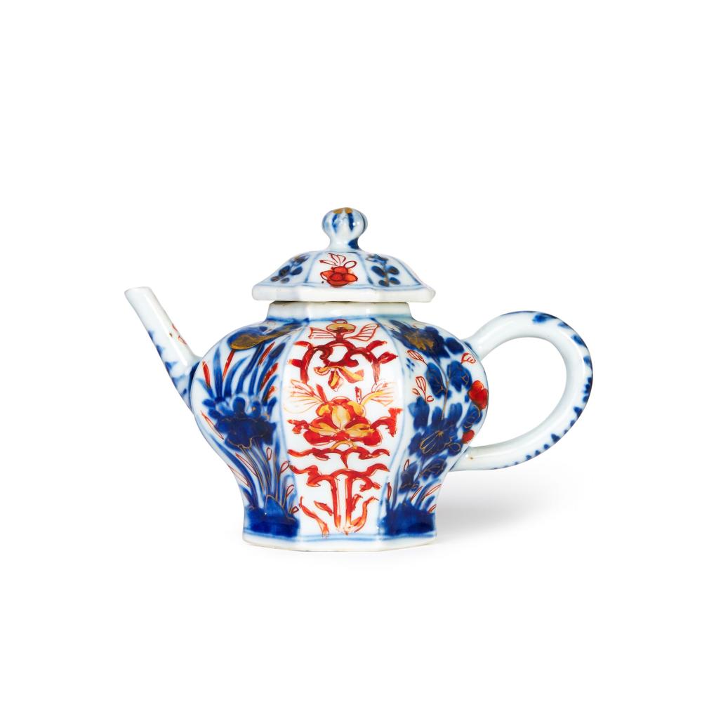 A CHINESE IMARI TEAPOT, KANGXI PERIOD (1662-1722) sold by Plakas Auctions, lot 155 — auction record photograph