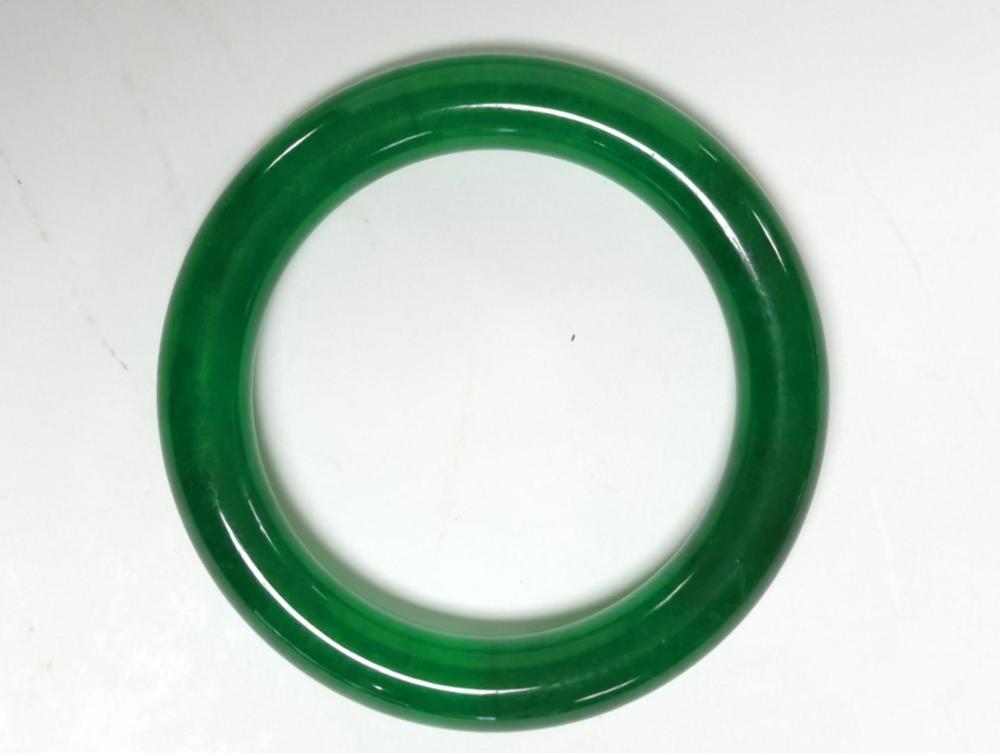 Antique Chinese Jadeite Ice Level Bracelet sold by Four Seasons Auction Gallery, lot 75 — auction record photograph