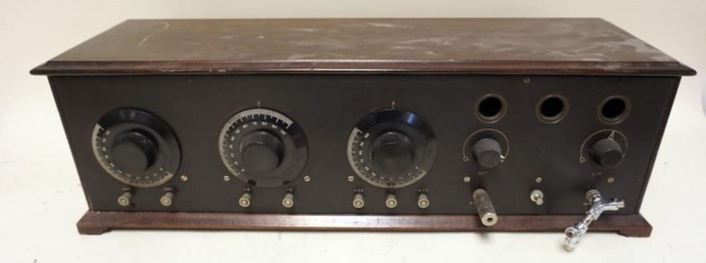 ANTIQUE RADIO sold by Dennis Auction Service, lot 1228 — auction record photograph