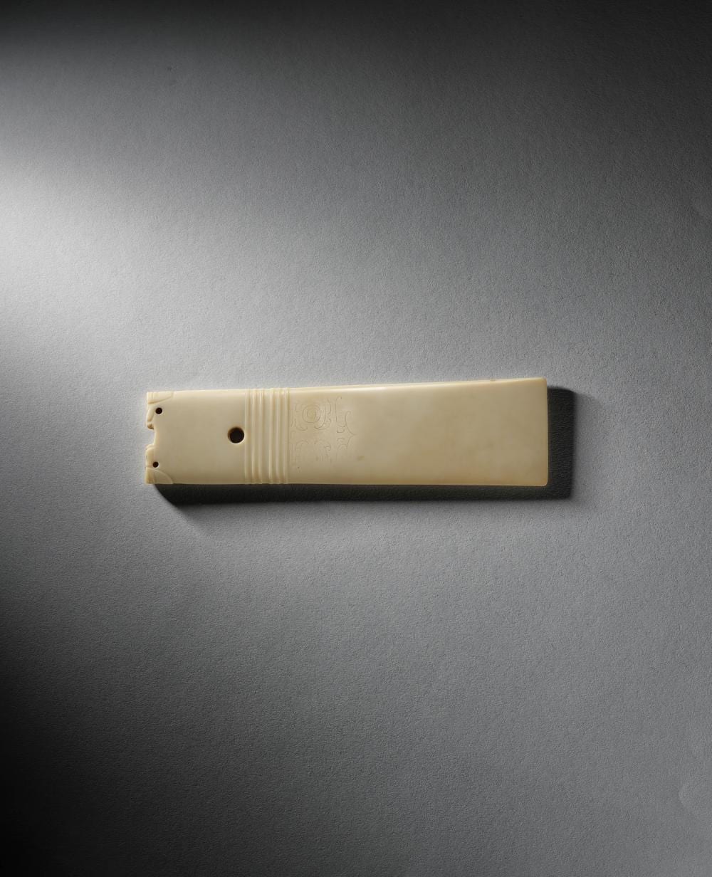 A WHITE JADE CEREMONIAL BLADE, GUI Shang Dynasty (2) comparable sale