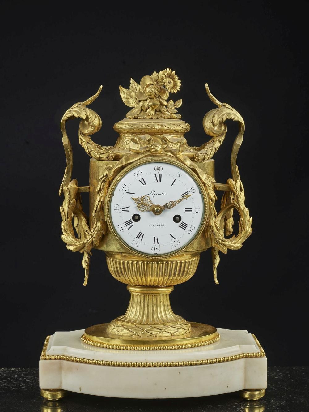 PENDULE VASE D'ÉPOQUE LOUIS XVI sold by Artcurial, lot 318 — auction record photograph