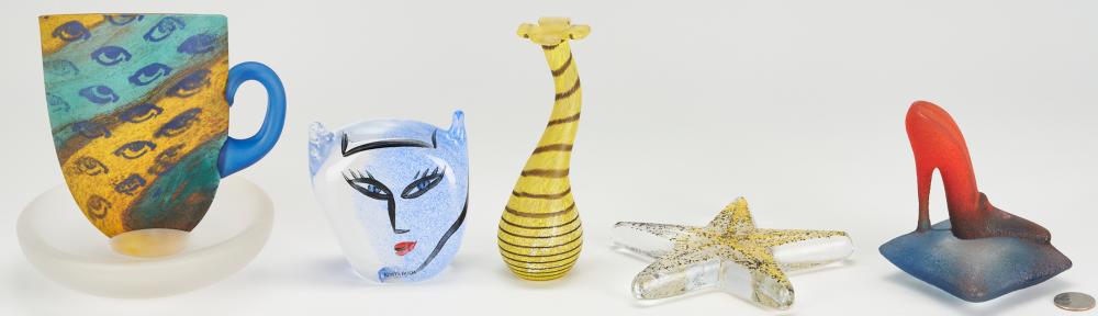 5 pcs. Kosta Boda Art Glass, incl. Kjell Engman & Ulrica Hydman Vallien sold by Case Antiques, Inc. Auctions & Appraisals, lot 950 — auction record photograph