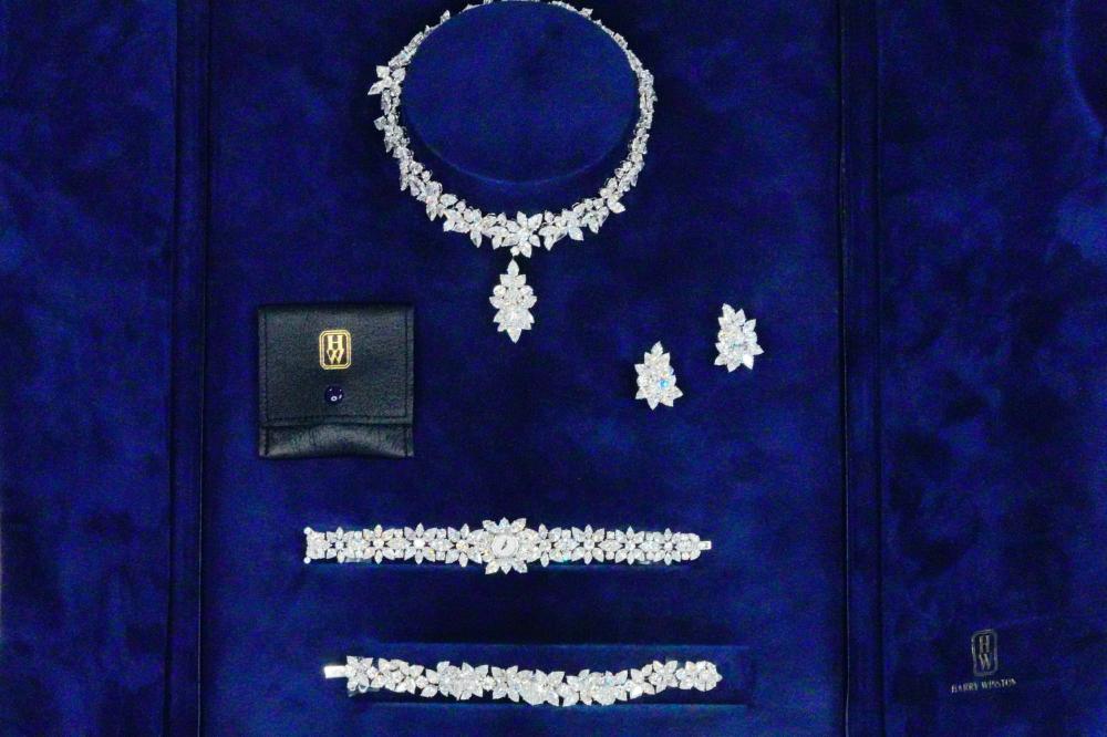 Harry Winston 255.77ctw Diamond and Platinum Suite comparable sale