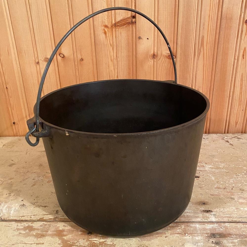 Griswold Cast Iron Cauldron, Kettle, 6 1/2 x 10 in. (16.5 x 25.4 cm.) sold by Asselmeier May Auctions, lot 67 — auction record photograph
