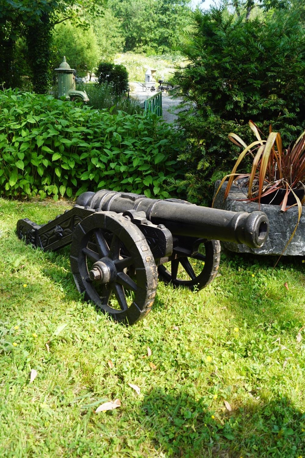 CAST IRON CANNON sold by Sheppards, lot 405 — auction record photograph