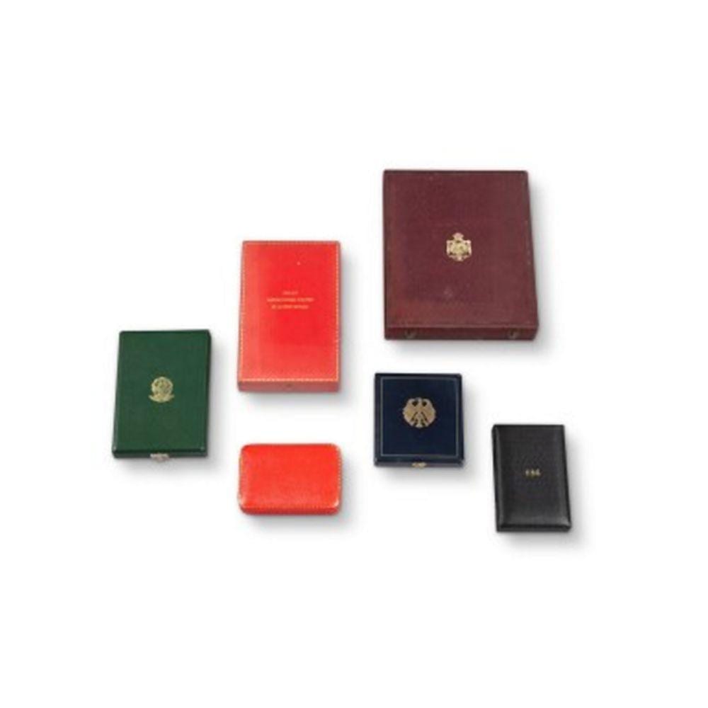 Amalie von Peter comparable auction result: a set of six dignitary medals given to sir peter ustinov