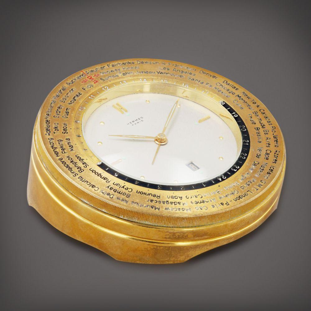 Henk Claasen comparable auction result: reference 848 horloge de bureau en laiton heure universelle avec alarme et date brass world time desk timepiece with alarm and date vers 1970 circa 1970