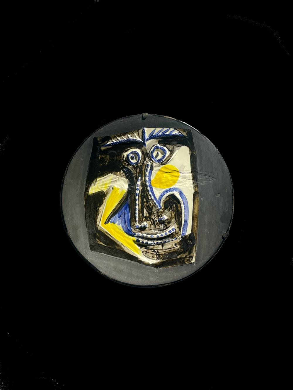 Pablo Picasso (1881-1973) Visage (Ramié 446), 1960 Cerámica Medidas: 42 x 42 cm comparable sale