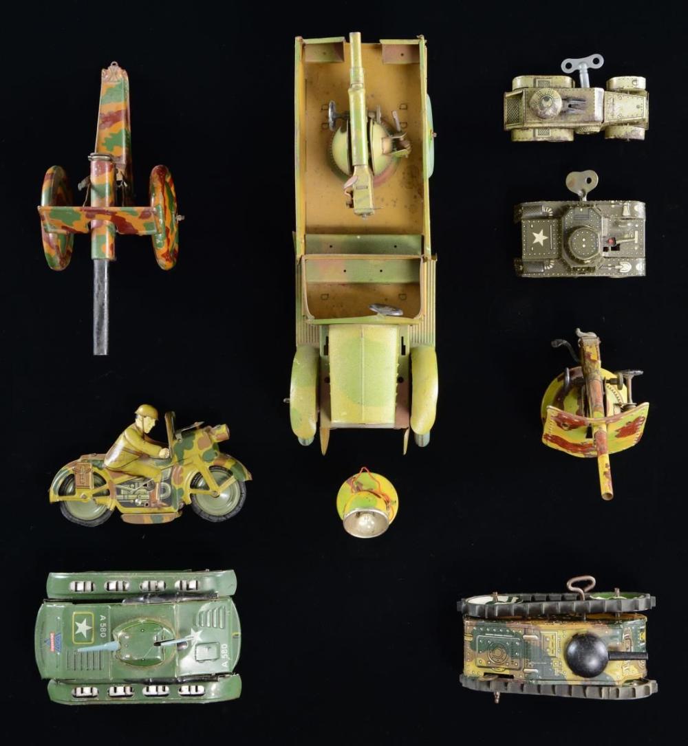 LOT OF VINTAGE TIN MILITARY TOYS. sold by Poulin Antiques & Auctions, lot 3448 — auction record photograph