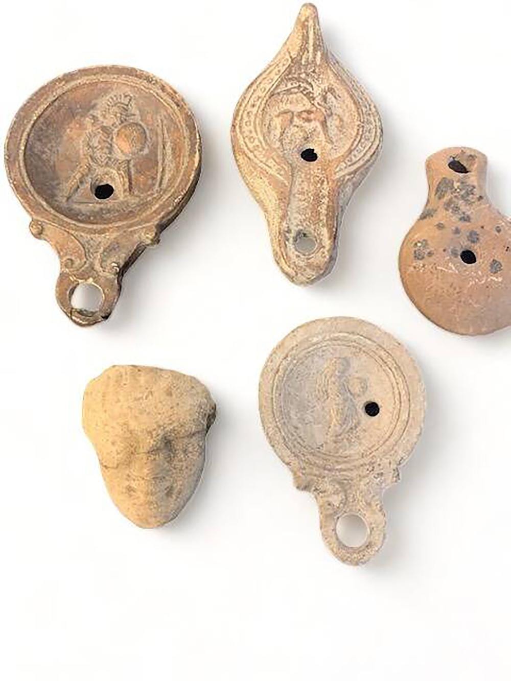 Une tête de figurine et trois lampes antiques en céramique (on joint une quatrième lampe de style antique). Collage à un bec. Expert : Jean-Sylvain CAILLOU sold by Carvajal SVV, lot 254 — auction record photograph