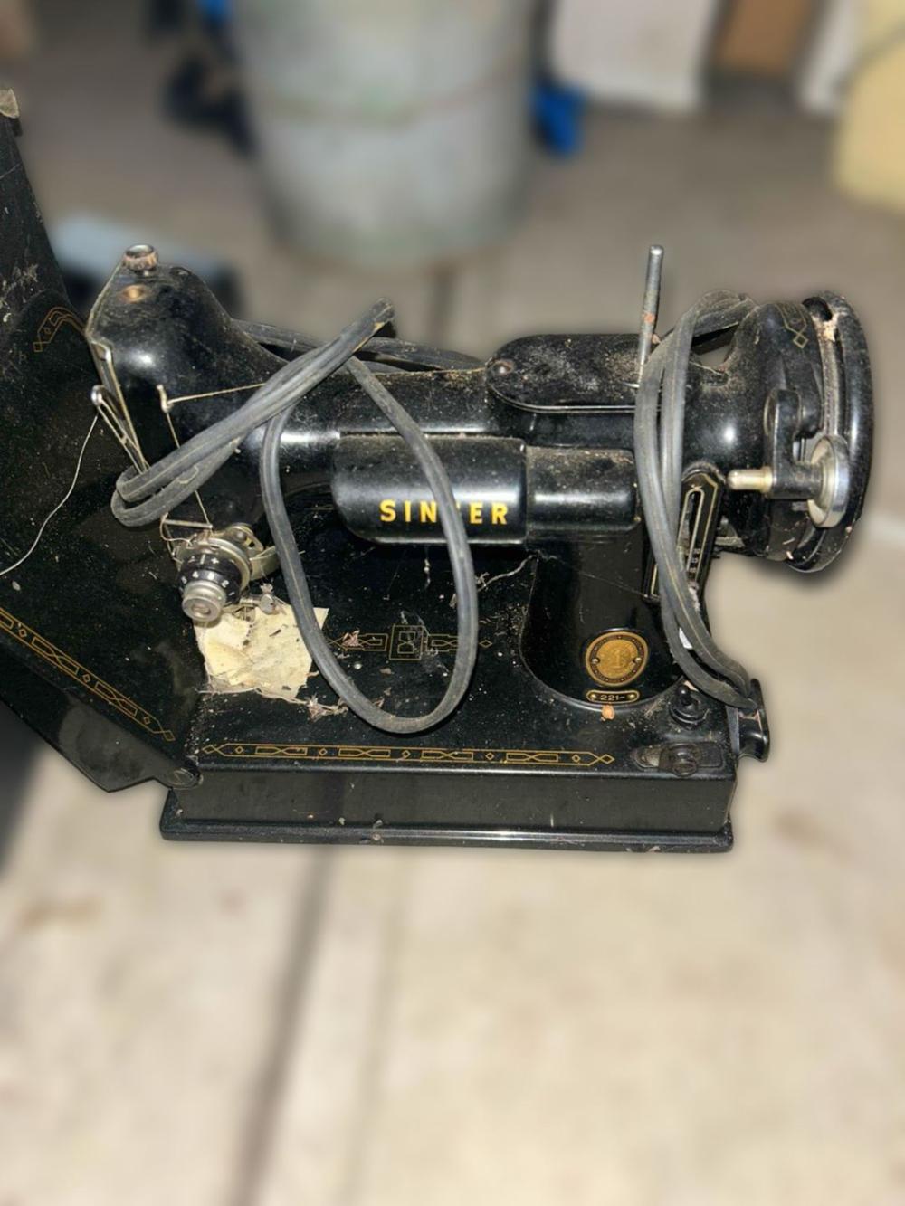 Antique Singer Sewing Machine sold by Aether Auctions, lot 309 — auction record photograph