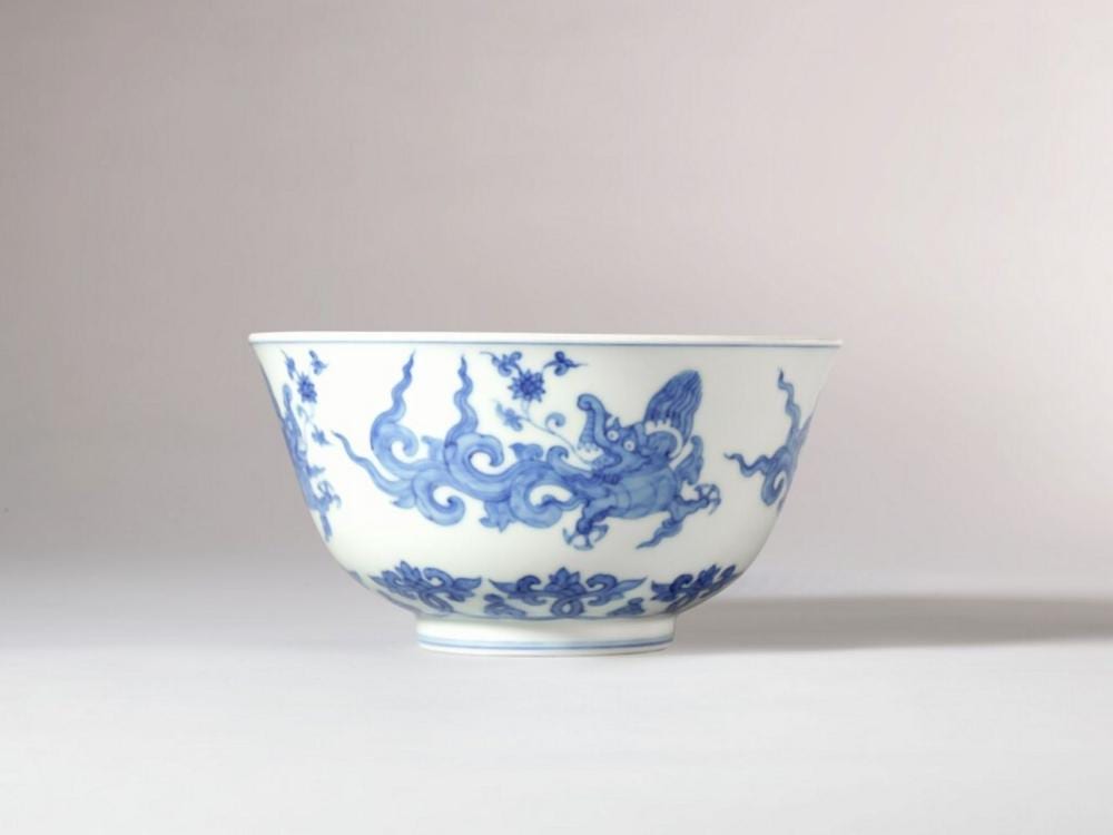 An exceptionally rare blue and white 'kui-dragon' bowl, Mark and period of Chenghua | 明成化 青花夔龍紋盌 《大明成化年製》款 comparable sale