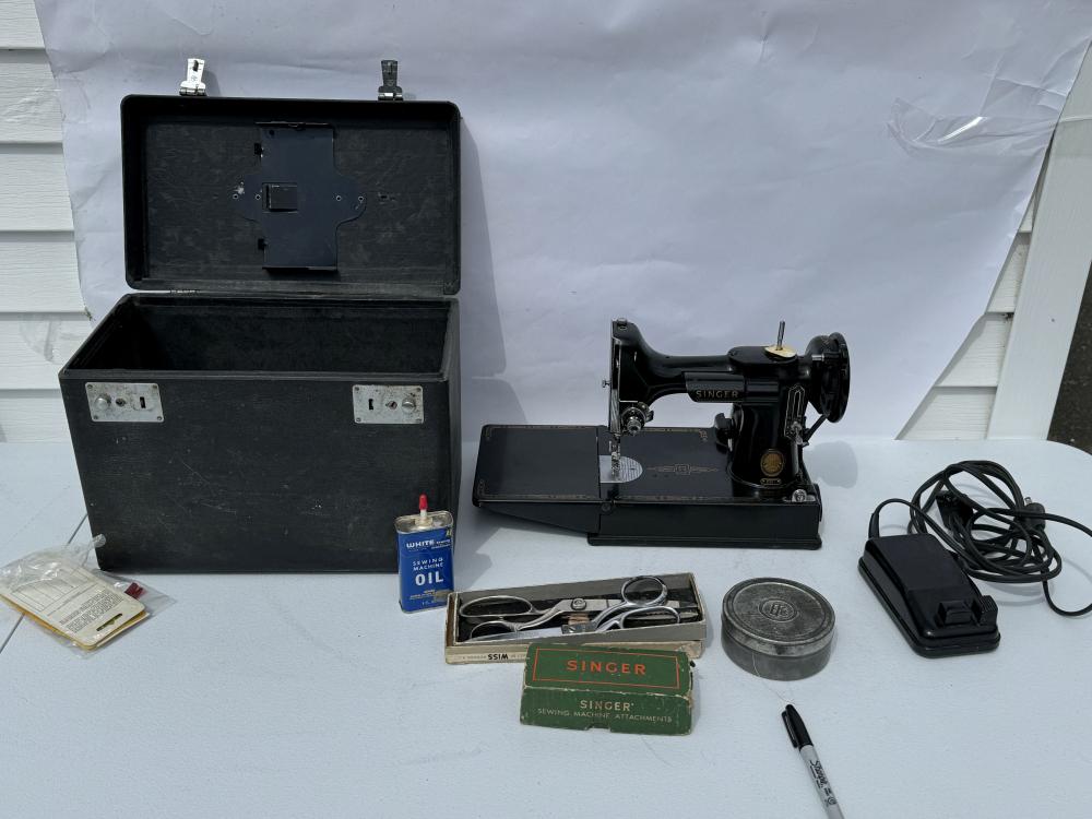 SINGER FEATHERWEIGHT SEWING MACHINE sold by Kimball's Auction, lot 391 — auction record photograph